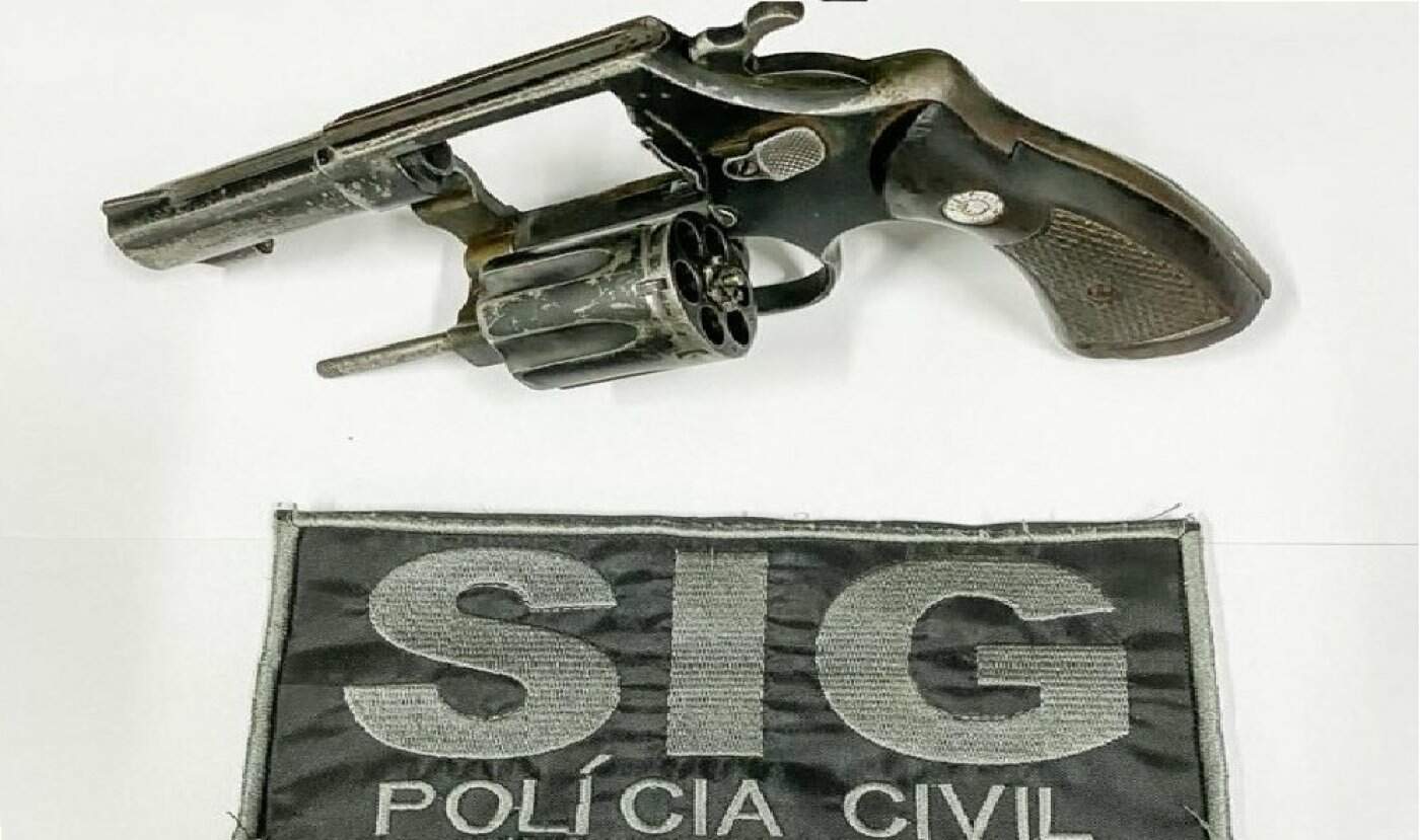 Ré por execução de servidor é presa por matar rapaz e deixar outro ferido