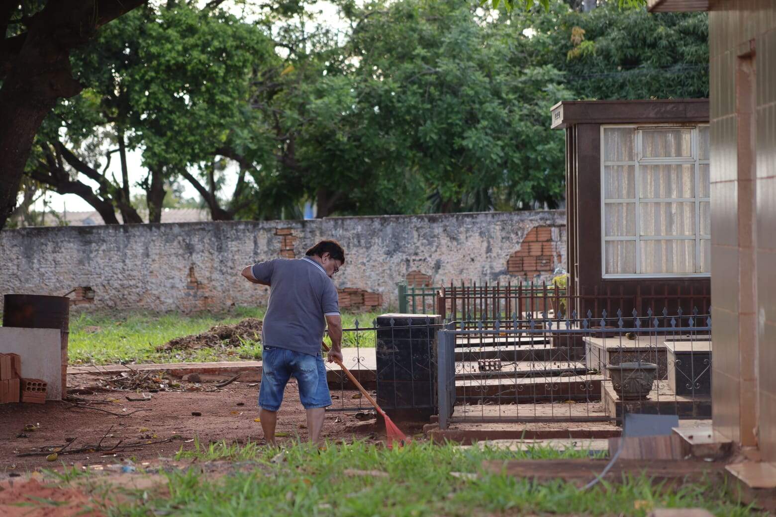 Prefeitura intensifica manutenção e reparos em cemitérios antes do Finados