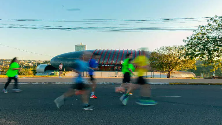 Dor no peito e tontura durante corrida podem ser sinais de alerta para o coração