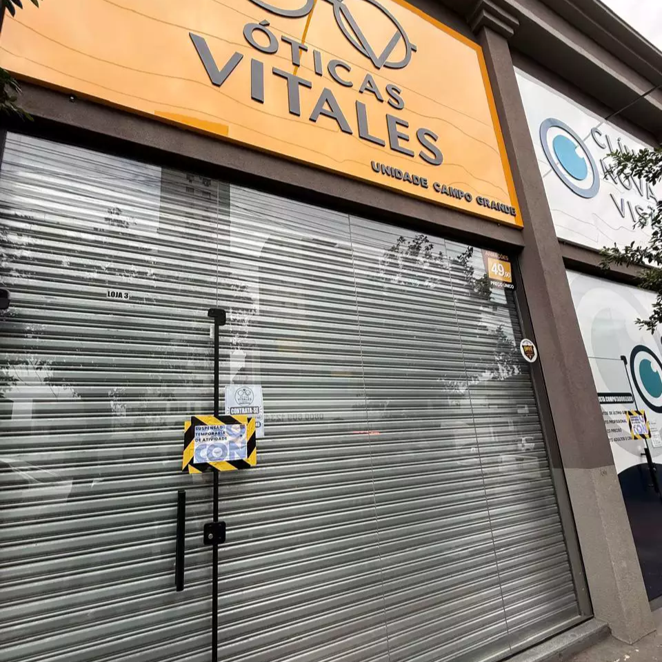 Clínica e ótica são interditadas e funcionário é levado à delegacia