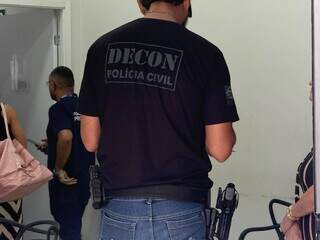 Clínica e ótica são interditadas e funcionário é levado à delegacia Clínica e ótica são interditadas e funcionário é levado à delegacia