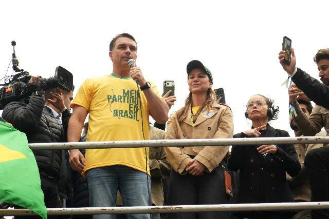 Governo Trump vai conceder vistos a Fl&aacute;vio Bolsonaro e fam&iacute;lia
