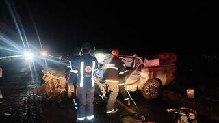Motorista fica preso às ferragens após Hilux atingir carretas na BR-463 Motorista fica preso às ferragens após Hilux atingir carretas na BR-463
