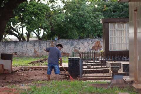 Familiares se preparam para Dia de Finados com limpeza dos t&uacute;mulos