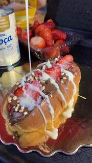 Casal faz hot dog doce com pão com brigadeiro, Nutella e morango Casal faz hot dog doce com pão com brigadeiro, Nutella e morango