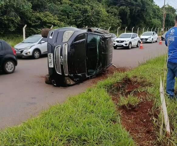 Viatura descaracterizada da Pol&iacute;cia Federal tomba ap&oacute;s colis&atilde;o com carro