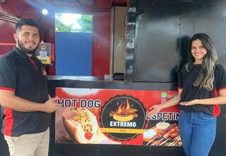 Casal faz hot dog doce com pão com brigadeiro, Nutella e morango Casal faz hot dog doce com pão com brigadeiro, Nutella e morango