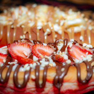 Casal faz hot dog doce com pão com brigadeiro, Nutella e morango Casal faz hot dog doce com pão com brigadeiro, Nutella e morango