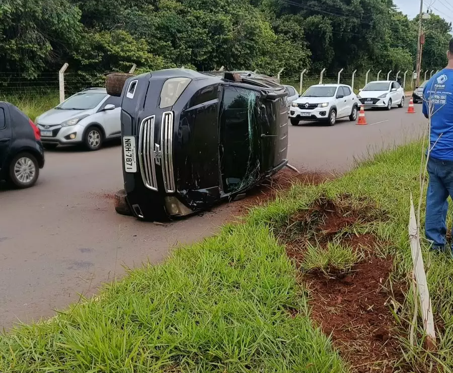 Viatura descaracterizada da Polícia Federal tomba após colisão com carro