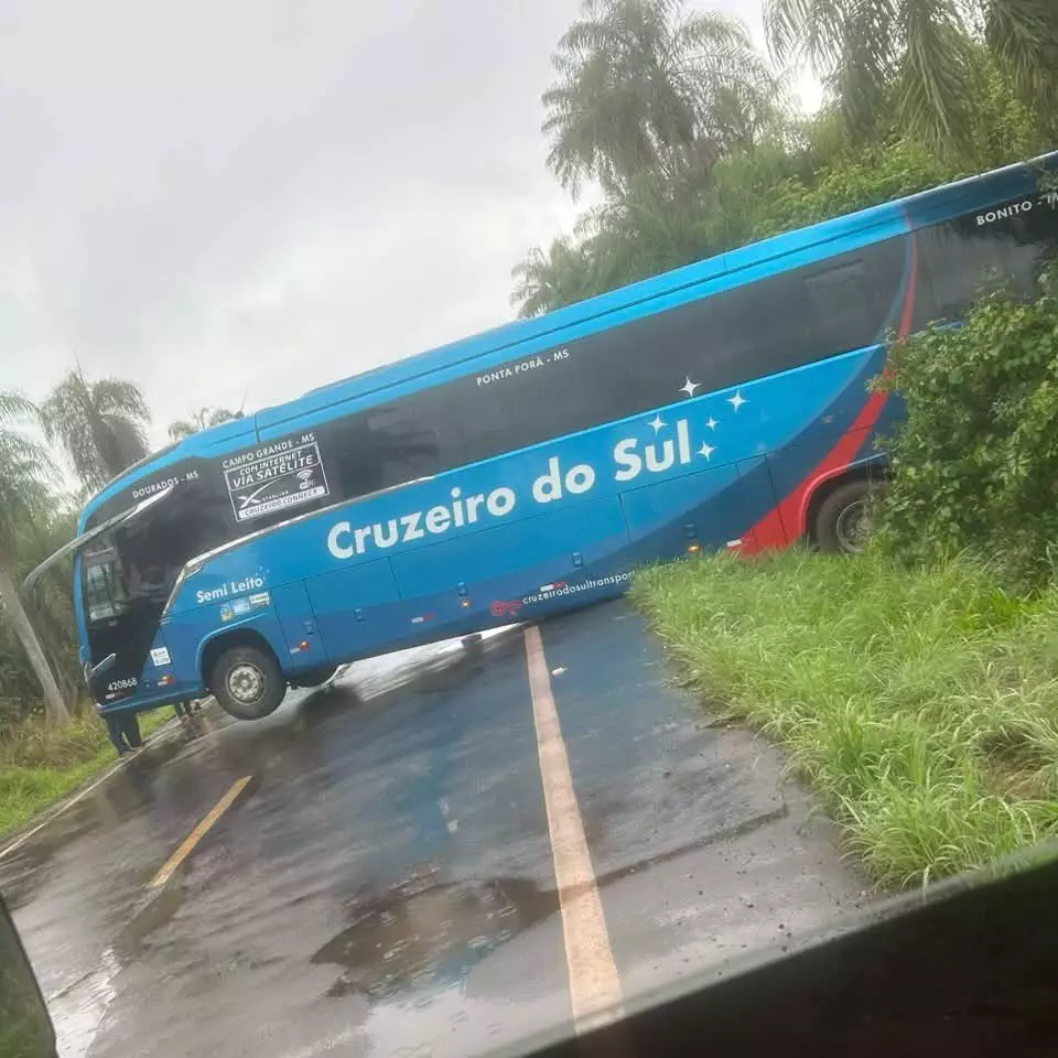 Ônibus que trafegava em pista molhada fecha rodovia no interior