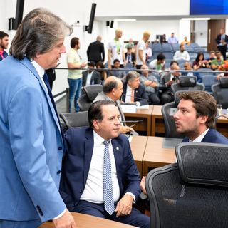 Ida de Fl&aacute;vio aos EUA divide deputados de MS e abre debate sobre &ldquo;nova&rdquo; direita