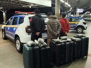 Trio &eacute; flagrado tentando embarcar para Curitiba com malas recheadas de maconha