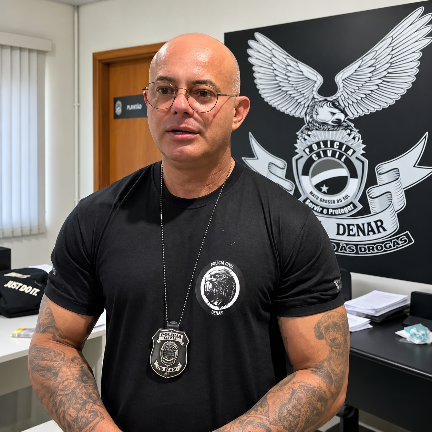 Delegado prop&otilde;e usar tornozeleira e abrir m&atilde;o de distintivo para sair da pris&atilde;o