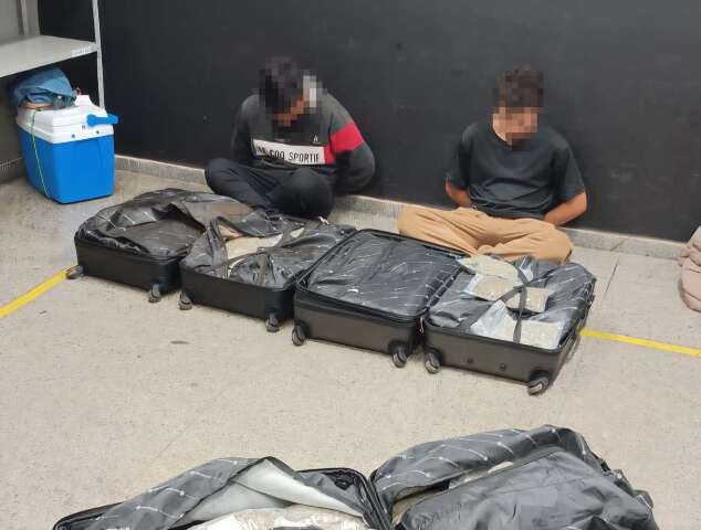 Trio &eacute; flagrado tentando embarcar para Curitiba com malas recheadas de maconha