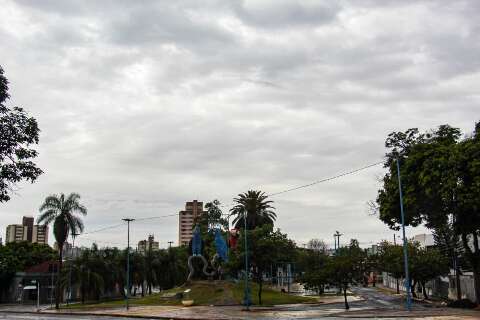 Chuva marca quinta-feira com tempestades e ventos de at&eacute; 100 km/h em MS
