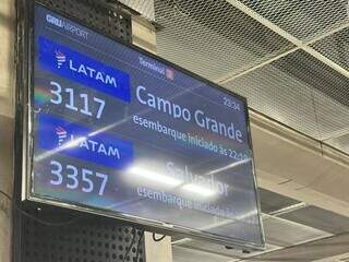 Passageiros de voo esperam mais de 1h por malas em aeroporto Passageiros de voo esperam mais de 1h por malas em aeroporto