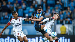 Grêmio bate Athletico-PR e deixa rival Inter na zona de rebaixamento
