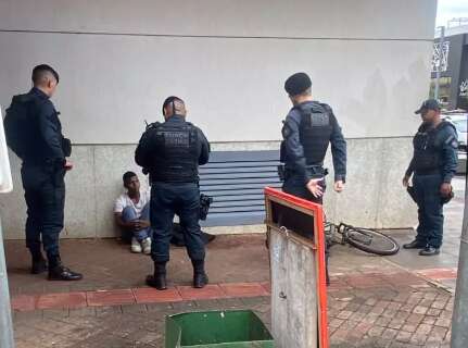 Ap&oacute;s tentativa de roubo, suspeito fica &ldquo;moscando&rdquo; e acaba levado &agrave; delegacia