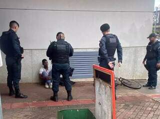Ap&oacute;s tentativa de roubo, suspeito fica &ldquo;moscando&rdquo; e acaba levado &agrave; delegacia