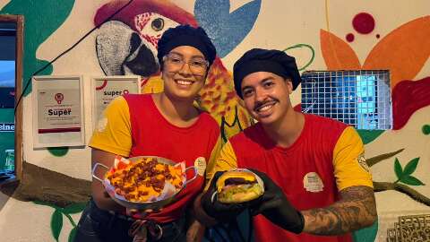 Casal come&ccedil;ou com bicicleta e hoje alimenta galera at&eacute; de madrugada