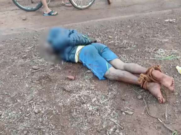 Suspeito &eacute; amarrado por moradores ap&oacute;s furtar caixa de conveni&ecirc;ncia