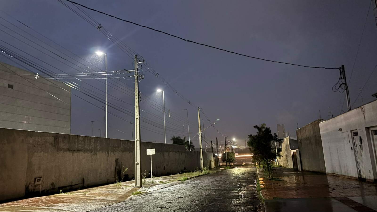 Chuva marca quinta-feira com tempestades e ventos de até 100 km/h em MS