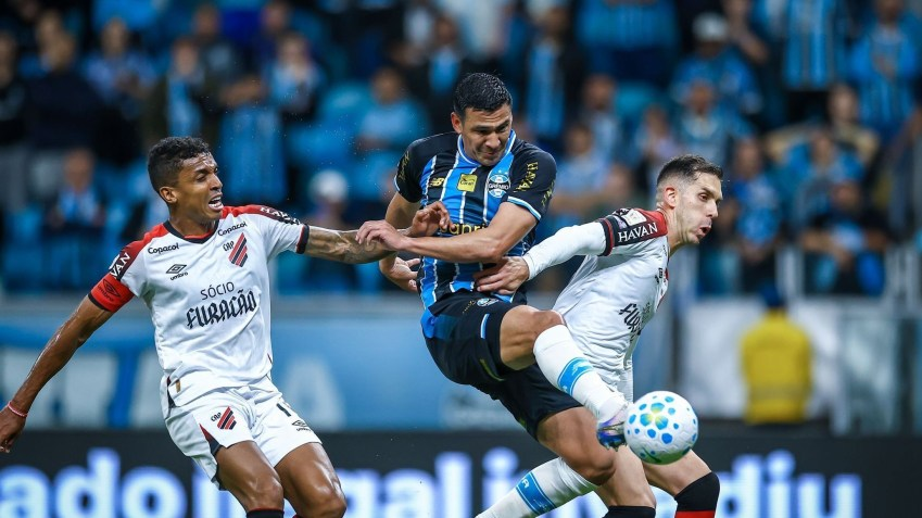 Grêmio bate Athletico-PR e deixa rival Inter na zona de rebaixamento