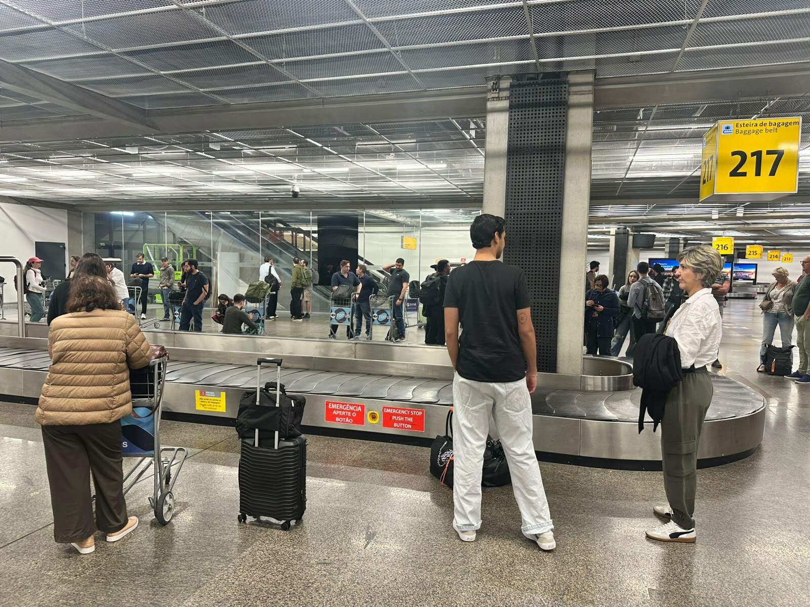 Passageiros de voo esperam mais de 1h por malas em aeroporto