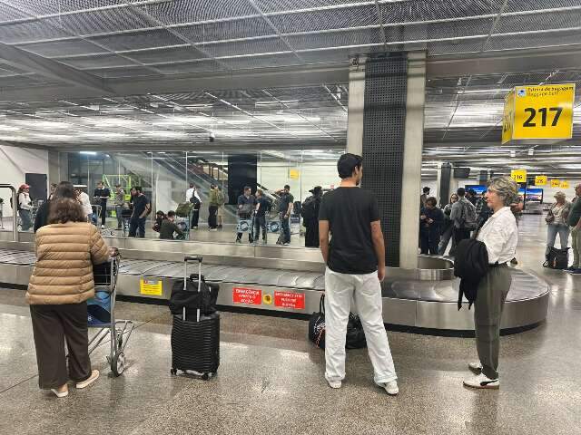 Passageiros de voo esperam mais de 1h por malas em aeroporto