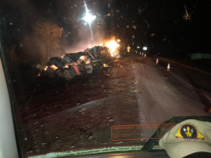 Carreta carregada com algod&atilde;o tomba e pega fogo na BR-163