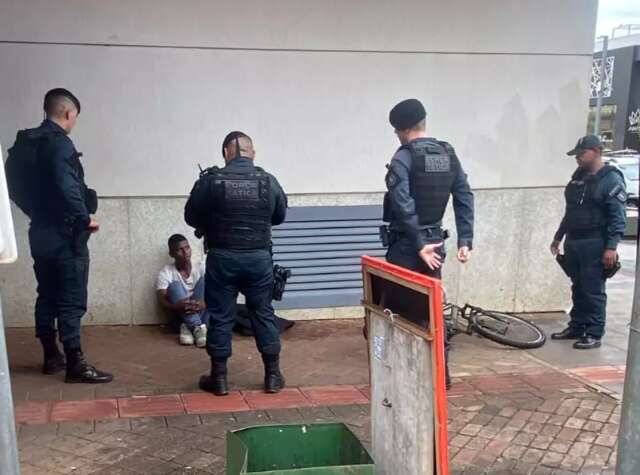 Homem &eacute; encontrado sentado na cal&ccedil;ada horas ap&oacute;s tentar furtar celular 