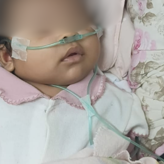 Família pede ajuda para bebê com bronquiolite à espera de internação Família pede ajuda para bebê com bronquiolite à espera de internação