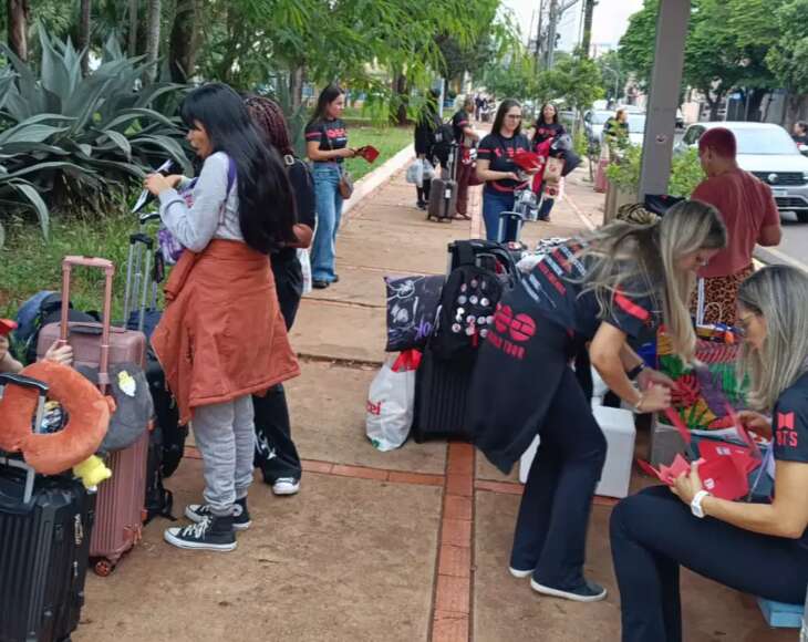 Rumo a SP, fãs de BTS encaram horas de ônibus para show do grupo