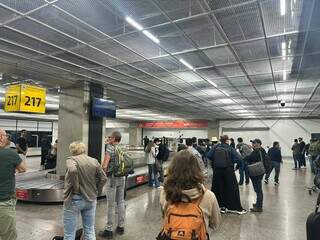 Passageiros de voo esperam mais de 1h por malas em aeroporto Passageiros de voo esperam mais de 1h por malas em aeroporto