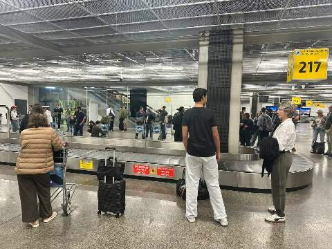 Passageiros de voo esperam mais de 1h por malas em aeroporto