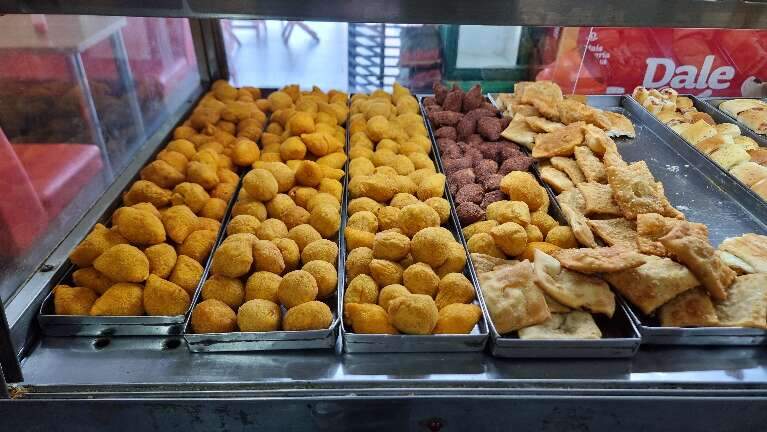 Padaria não desiste e mantém salgado a R$ 1 em self-service
