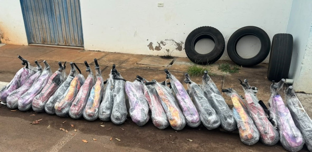 Perseguição termina com carro em muro e 24 motos elétricas apreendidas