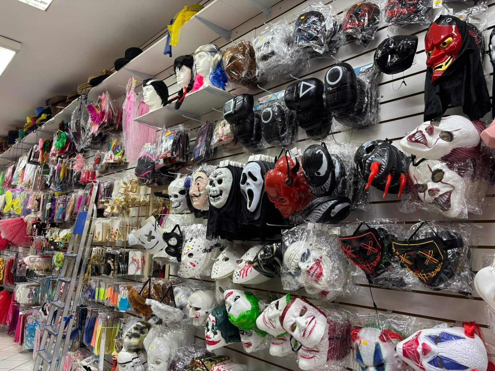 Procura por artigos de Halloween começa devagar, mas lojas apostam em variedades