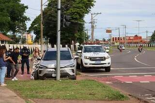 Pneu estoura, SUV invade ciclovia e bate contra estrutura de semáforo em avenida Pneu estoura, SUV invade ciclovia e bate contra estrutura de semáforo em avenida