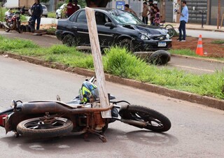 Motociclista é entubado após bater em carro e sofrer traumatismo craniano Motociclista é entubado após bater em carro e sofrer traumatismo craniano