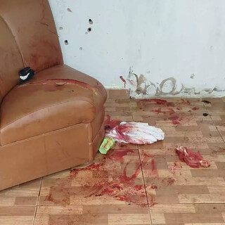 Jovem é baleado com vários tiros dentro de barbearia Jovem é baleado com vários tiros dentro de barbearia