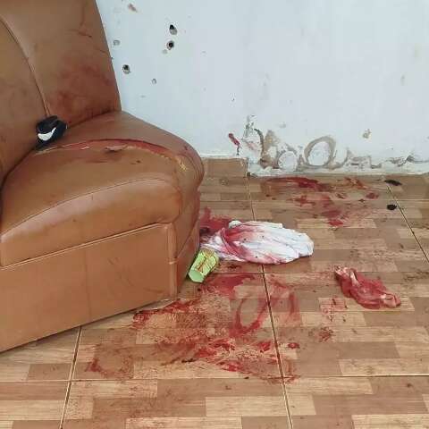 Jovem &eacute; baleado com v&aacute;rios tiros dentro de barbearia