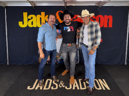 1&ordf; noite da Expogen&eacute;tica re&uacute;ne multid&atilde;o ao som de Jads e Jadson