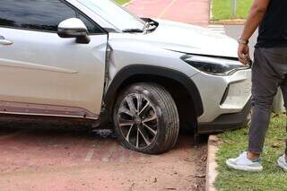 Pneu estoura, SUV invade ciclovia e bate contra estrutura de semáforo em avenida Pneu estoura, SUV invade ciclovia e bate contra estrutura de semáforo em avenida