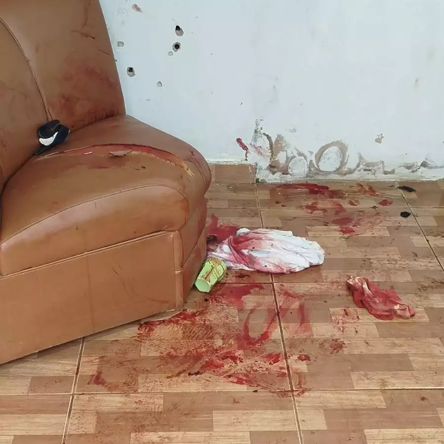 Jovem é baleado com vários tiros dentro de barbearia