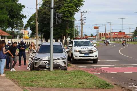 Pneu estoura, SUV invade ciclovia e bate contra estrutura de sem&aacute;foro em avenida