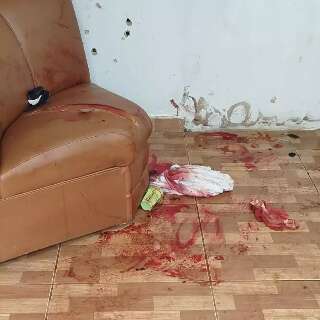 Jovem &eacute; baleado com v&aacute;rios tiros dentro de barbearia
