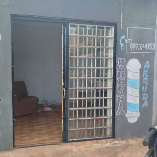 Jovem é baleado com vários tiros dentro de barbearia Jovem é baleado com vários tiros dentro de barbearia