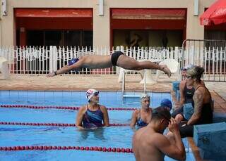 Maratona de 27 horas de nata&ccedil;&atilde;o re&uacute;ne gera&ccedil;&otilde;es e incentiva o esporte