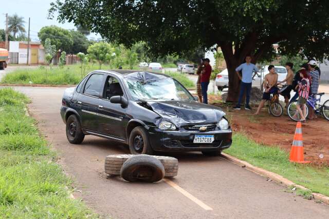 Motociclista &eacute; entubado ap&oacute;s bater em carro e sofrer traumatismo craniano